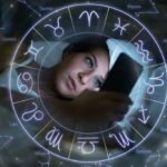 Visage de femme regardant son téléphone avec des symboles astrologiques en surimpression.